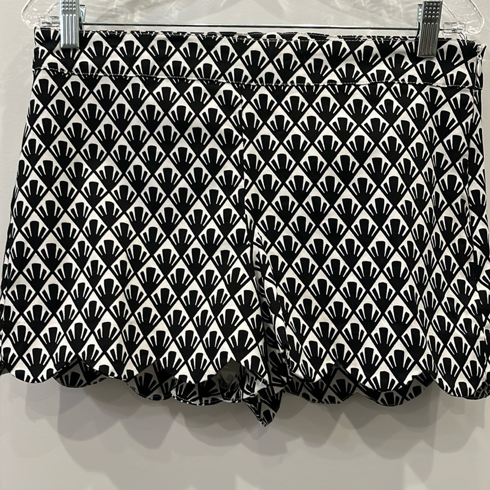 Mud Pie scalloped hem shorts size Medium